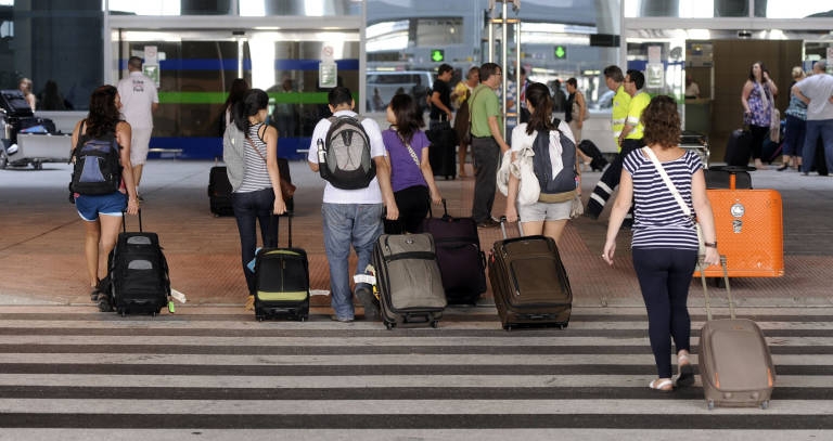 Un grupo de pasajeros llega a la terminal de salidas del aeropuerto de Alicante. - Foto: RAFA MOLINA Un grupo de pasajeros llega a la terminal de salidas del aeropuerto de Alicante.
