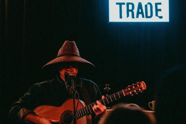 Dekker, cantante de folk: 
