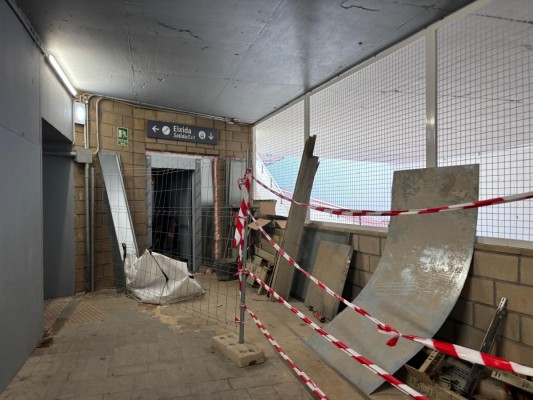 Las obras interminables de las estaciones de Adif afectadas por la Dana: más de un año valladas y sin ascensores 