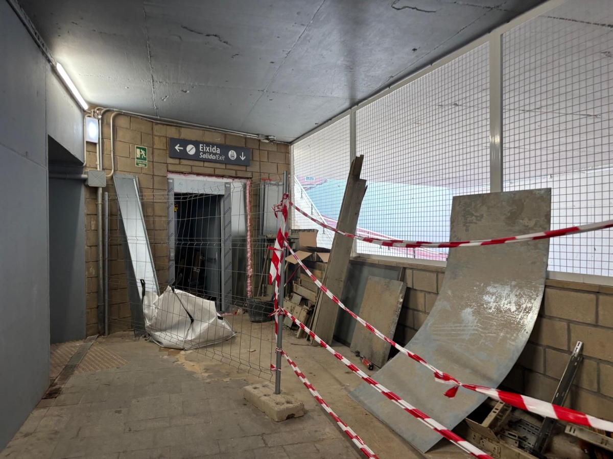 Las obras interminables de las estaciones de Renfe afectadas por la Dana: más de un año valladas y sin ascensores 