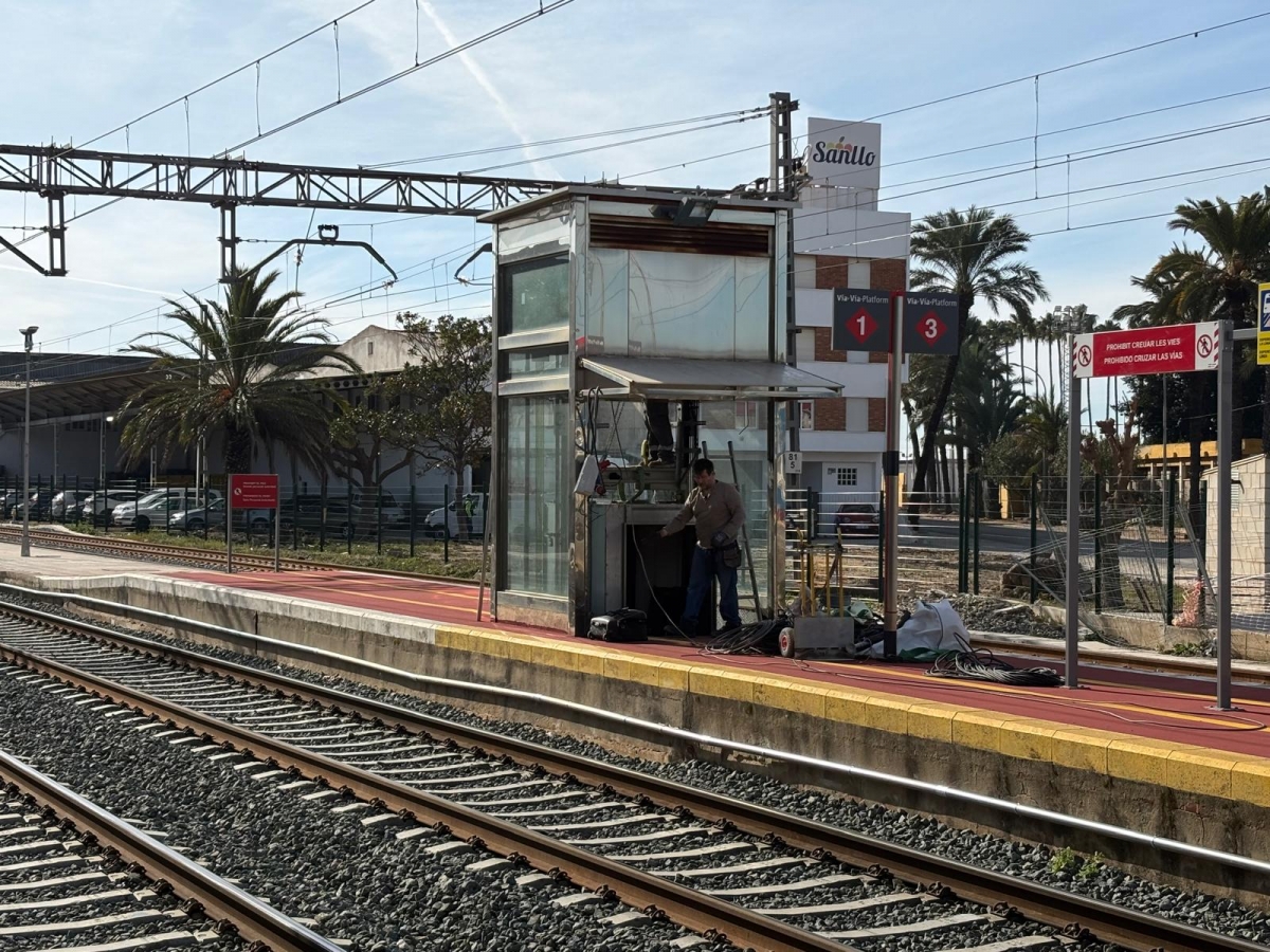 Reparación de ascensor en la estación de Renfe de Algemesí.