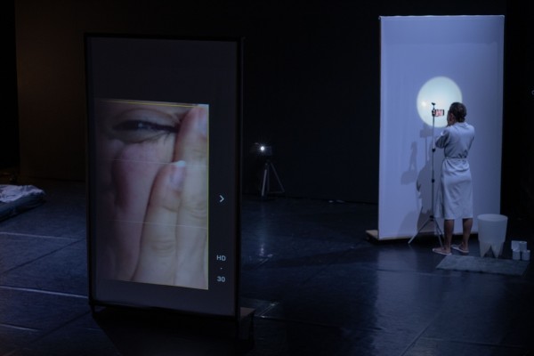 El colectivo DLG lleva a Carme Teatre una investigación escénica abierta sobre el sujeto contemporáneo
