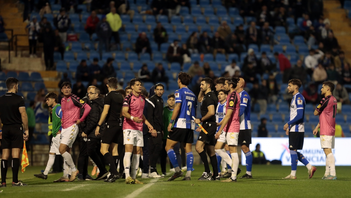 Los jugadores rodean al árbitro del encuentro