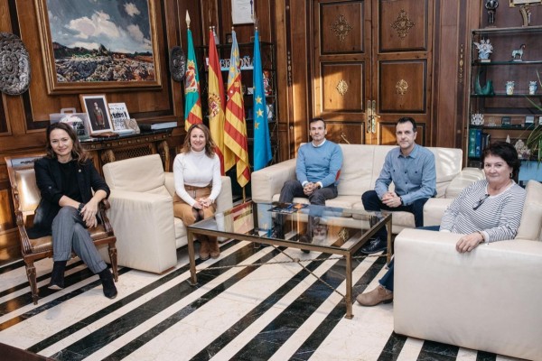 Carrasco recibe a la nueva directiva del Nou Bàsquet Femení y pone en valor la continuidad del proyecto