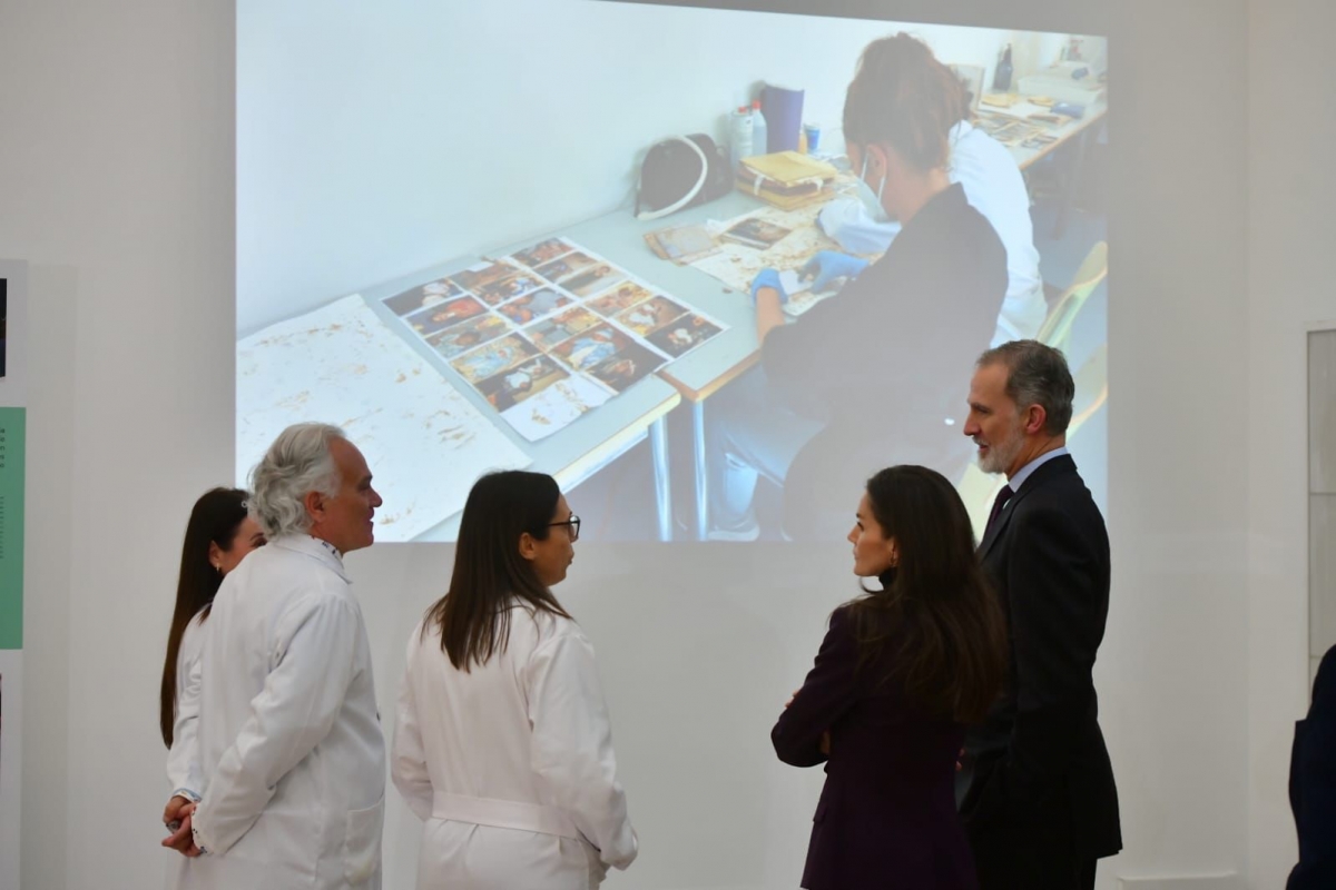 Sus Majestades, Felipe VI y Letizia, conocen el proyecto de la UPV para recuperar fotos dañadas por la Dana.