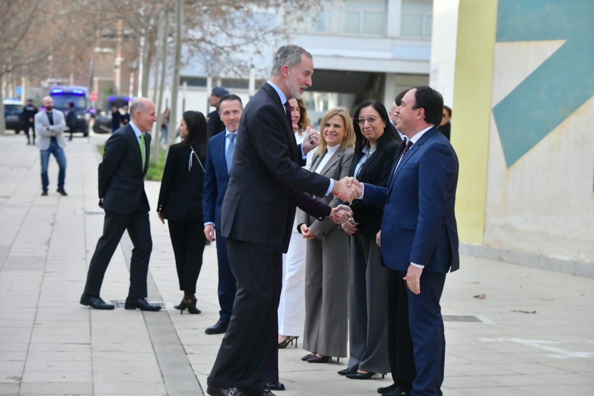 Felipe VI saluda al president de la Generalitat, Juanfran Pérez Llorca, a su llegada a la UPV.