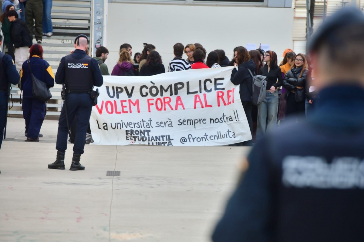 Sindicatos de estudiantes se manifiestan en la puerta de la UPV.