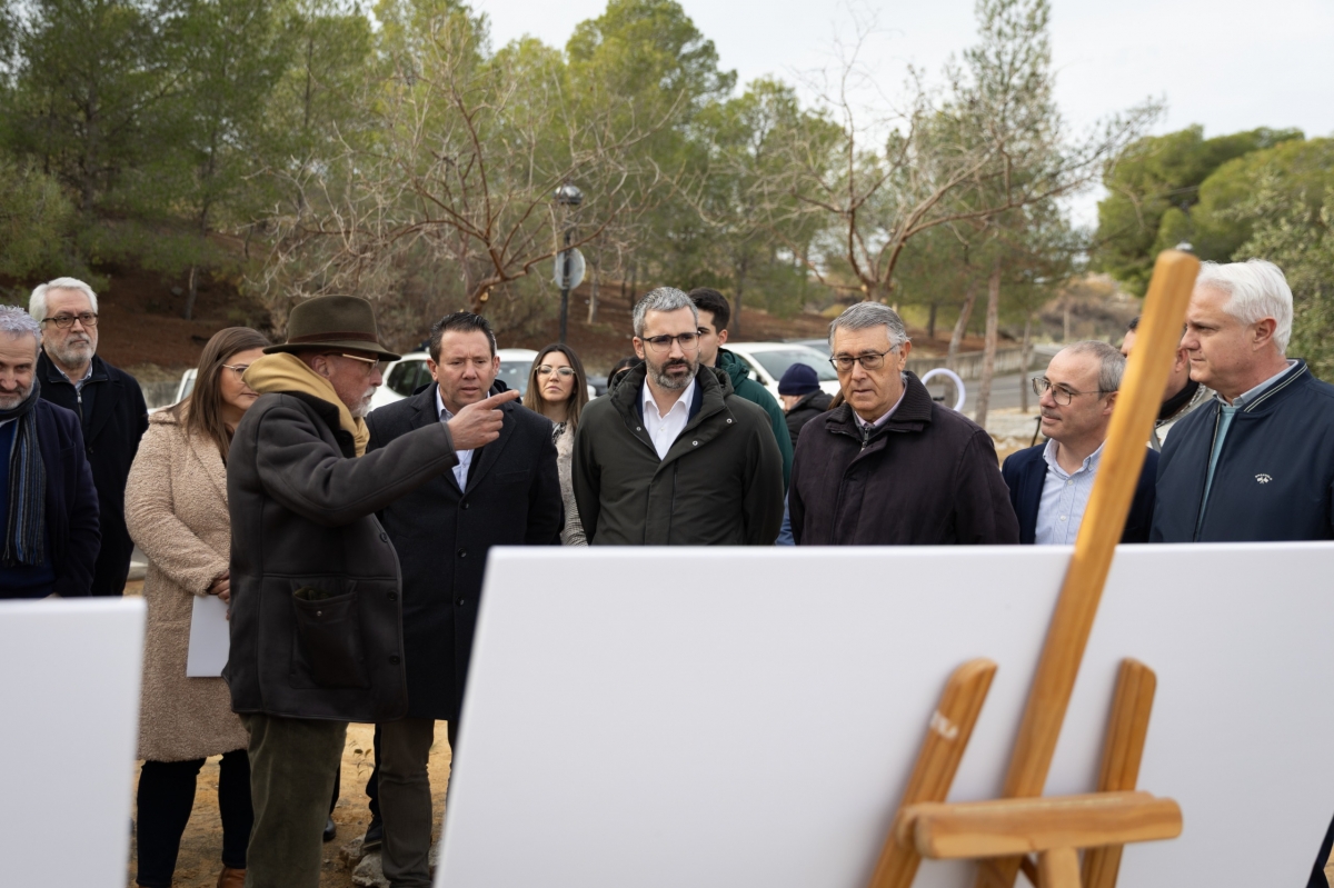 Los alcaldes de Mula y Albudeite, junto con el delgado del Gobierno y el presidente de la CHS, en el río Mula. - Foto: DELEGACIÓN DEL GOBIERNO Los alcaldes de Mula y Albudeite, junto con el delgado del Gobierno y el presidente de la CHS, en el río Mula.