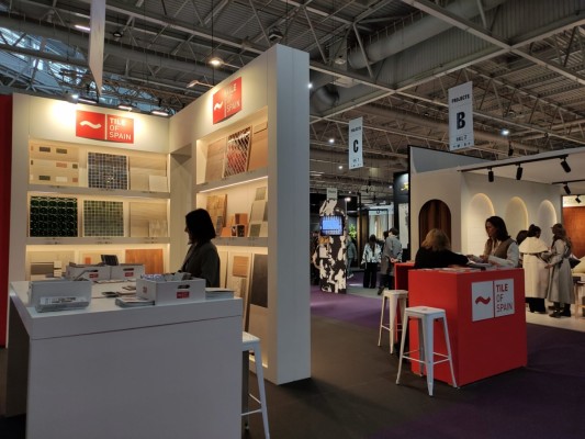 Diecisiete azulejeras de Castellón participan en la feria Maison&object de Paris: con el mercado francés en recuperación 