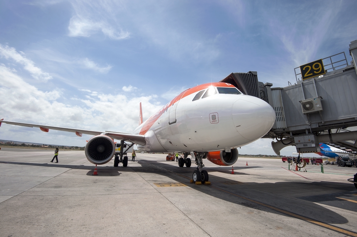 Una aeronave conectada a una pasarela de embarque en el Miguel Hernández. 