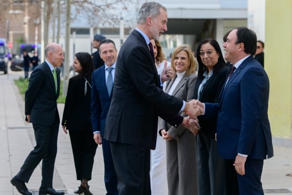 Los reyes visitan el proyecto 'Salvem les fotos' en la UPV