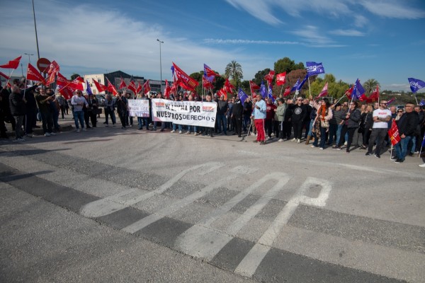 La protesta de los trabajadores despedidos de Analco en Elche, en imágenes