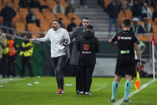 Un doblete de 'El Chimy' Ávila unido a un error grosero de Gil Manzano (y de López Toca) eliminan al Elche CF de la Copa del Rey
