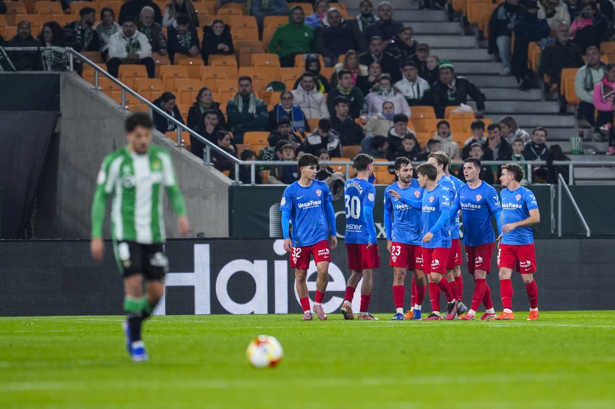 Los jugadores del Elche CF celebran el tanto de Léo Pétrót