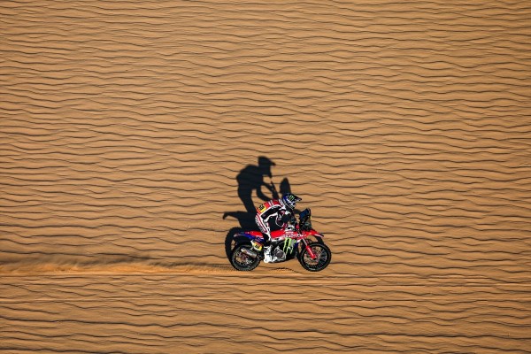 El valenciano Tosha Schareina finaliza quinto la jornada del Dakar y se mantiene como tercero en la general