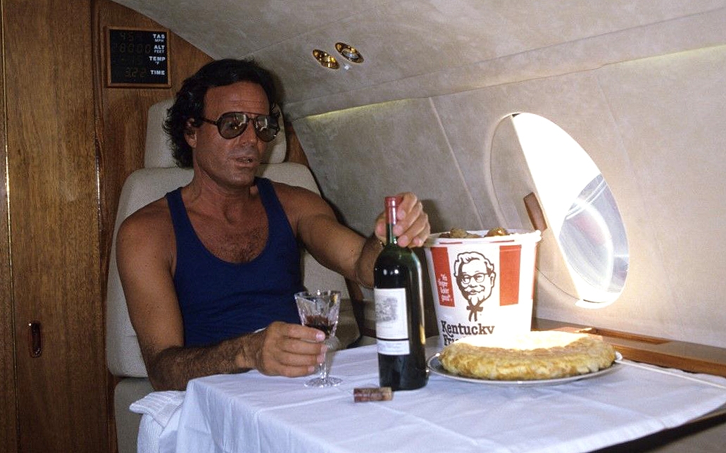 Julio Iglesias de picos pardos por Benidorm