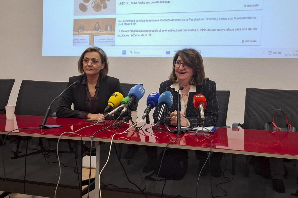 La rectora de la Universidad de Alicante, Amparo Navarro (d).