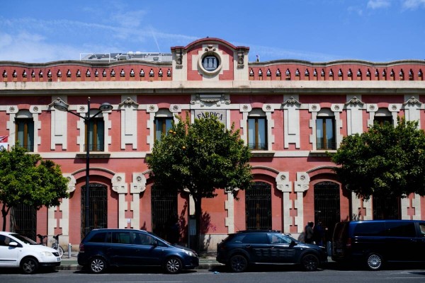 De ruta por los carteles de la València industrial que ya no existe

