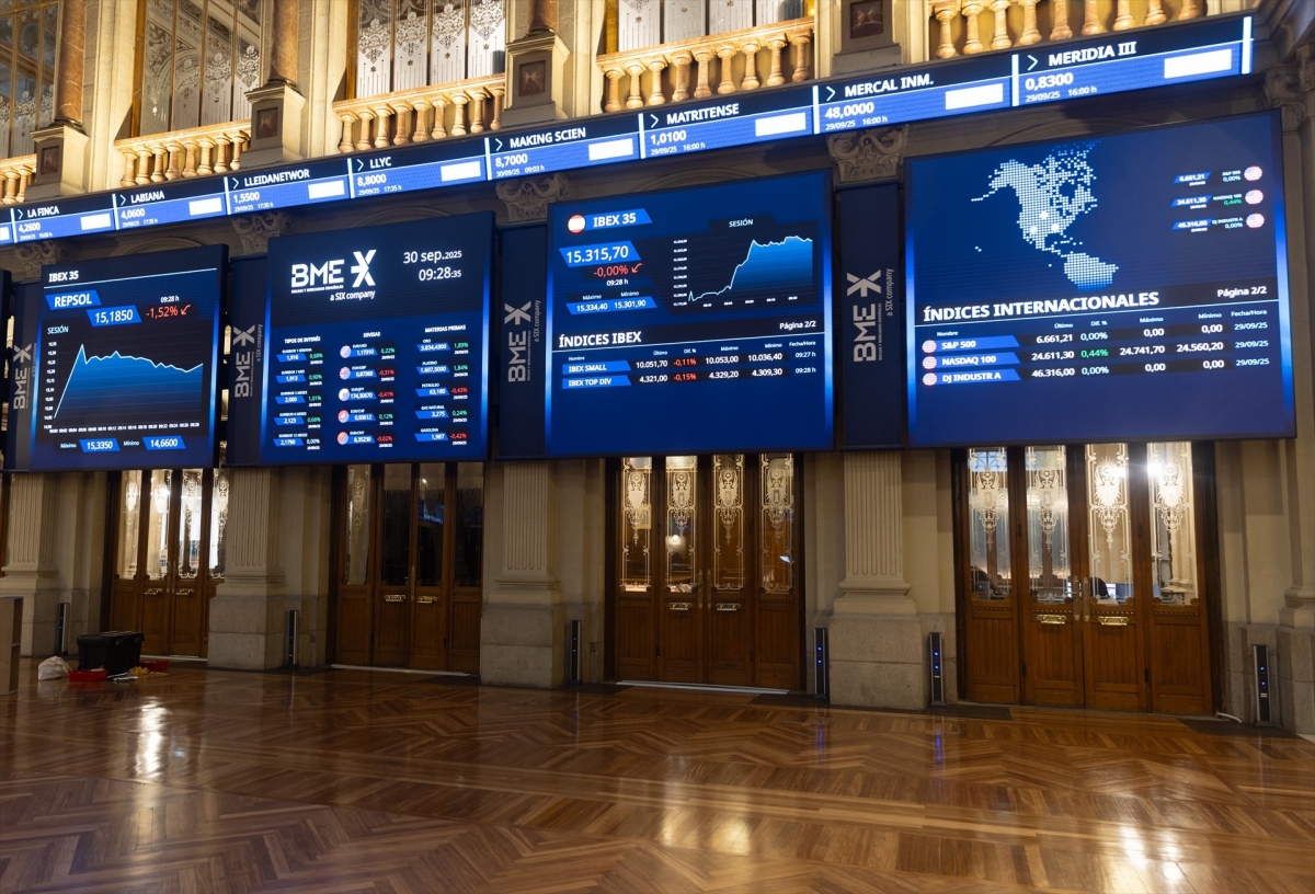 El Ibex 35 cae un 0,30%, hasta los 17.642 puntos, con Repsol dejándose más de un 6%