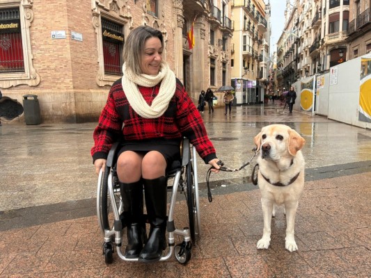 La Asamblea Regional pide por unanimidad un protocolo para las personas con perro guía y garantizar su traslado en ambulancias