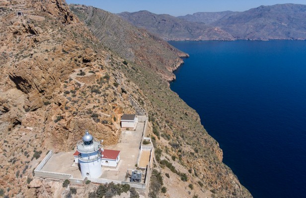El acceso al faro de Cabo Tiñoso será reparado tras los daños en los muros de contención y el riesgo de desprendimientos 