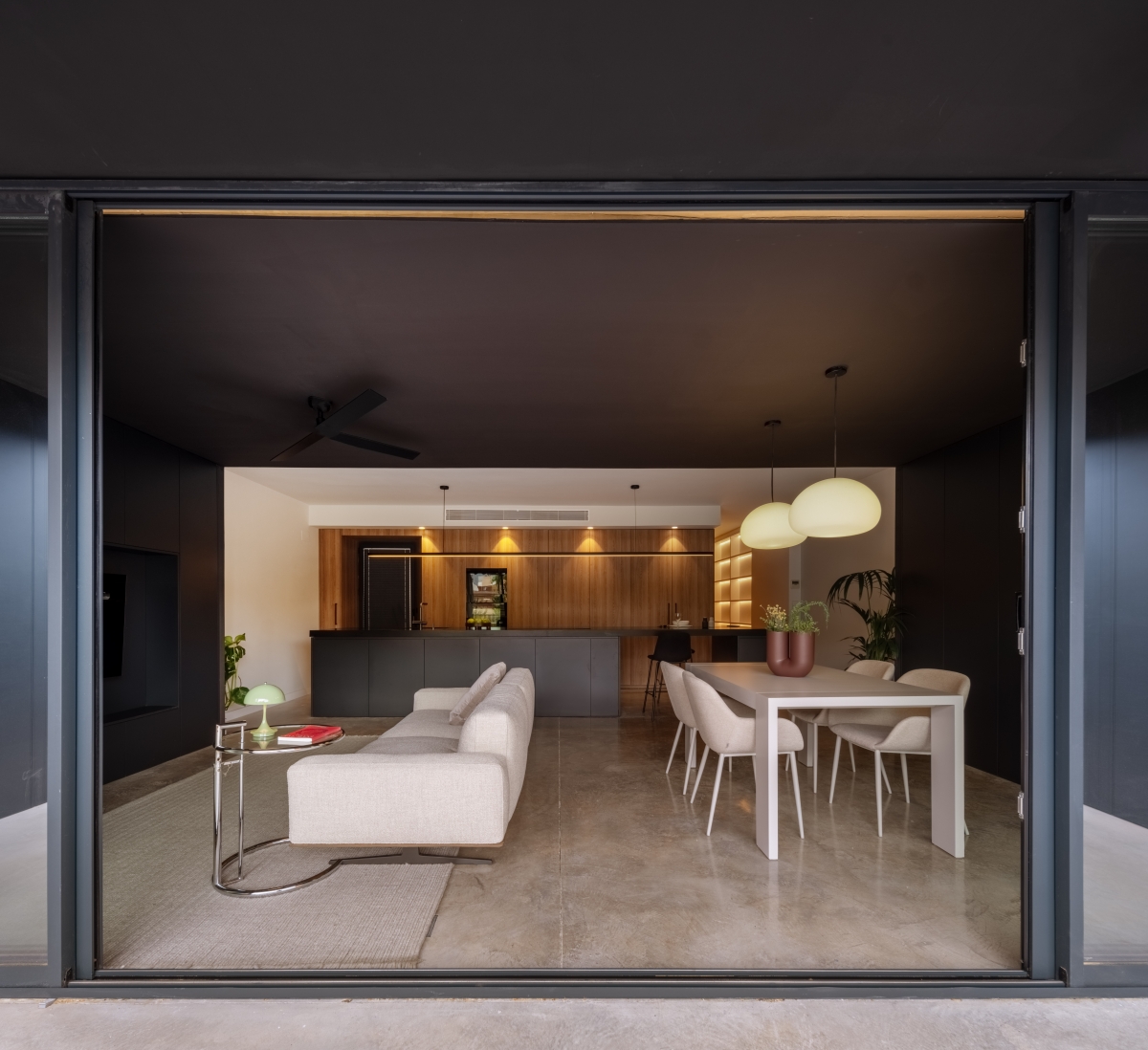 La casa 'abierta' de La Alberca donde las paredes desaparecen y una franja negra ordena, separa y da ritmo al espacio