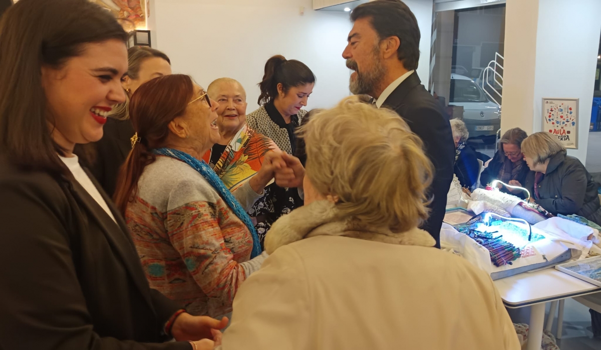 El alcalde de Alicante, Luis Barcala, en la inauguración de la muestra.