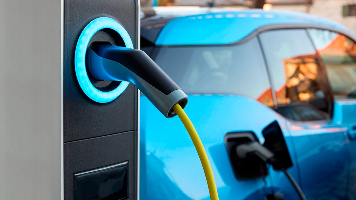 La matriculación de coches eléctricos en València crece en los últimos cinco años, pero apenas roza el 6,4%