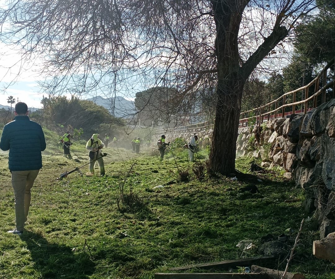 Murcia interviene en la Rambla del Garruchal y efectúa una limpieza de emergencia ante el aviso de lluvias