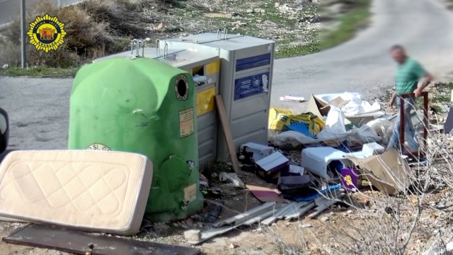Novelda refuerza la vigilancia policial para frenar los vertidos ilegales junto a los contenedores
