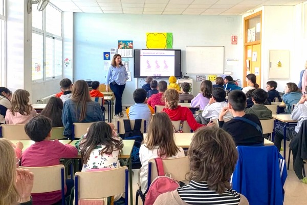 La UA 'va al cole' con más de 340 actividades de divulgación científica