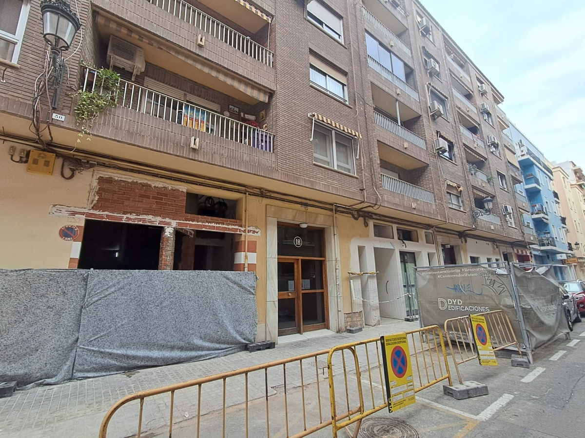 Los vecinos de Patraix en pie de guerra contra las obras para un coliving en los bajos de una manzana