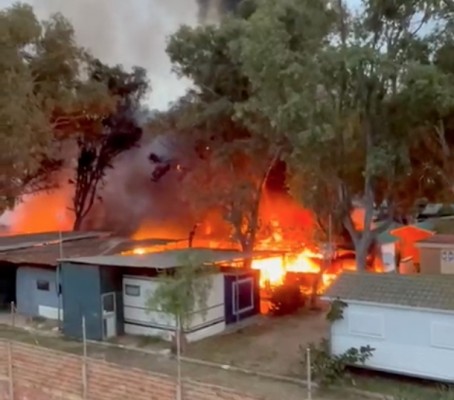 Un incendio destruye varias caravanas en el camping de El Perelló