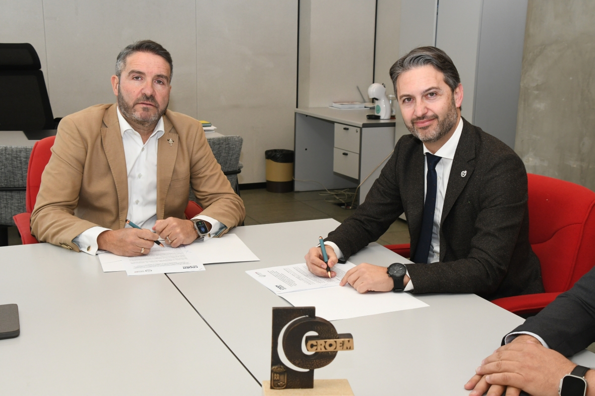 El presidente de la Croem, Miguel López Abad, y el decano del COITIRM, Miguel Ángel Sola.
