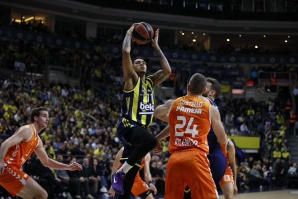 Valencia Basket 'muere de pie' en Estambul