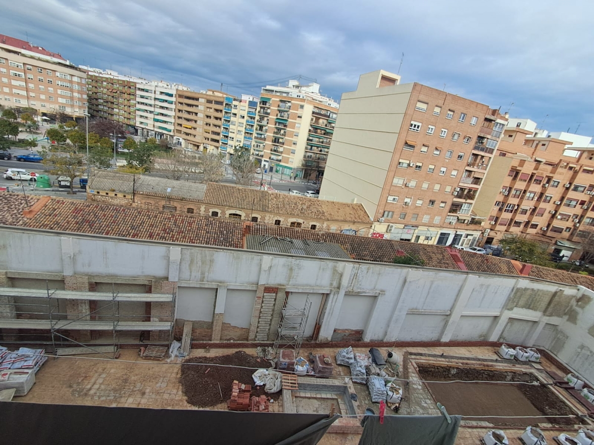 Imagen del patio interior donde se ubicará la zona común del coliving con el vaso de la polémica piscina.