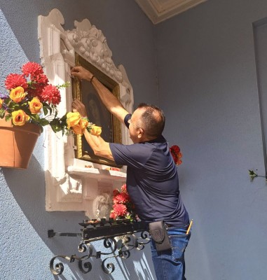 Un acto vandálico sobre el cuadro de la Soledad, en el callejón del mismo nombre, lo lleva al taller de restauración