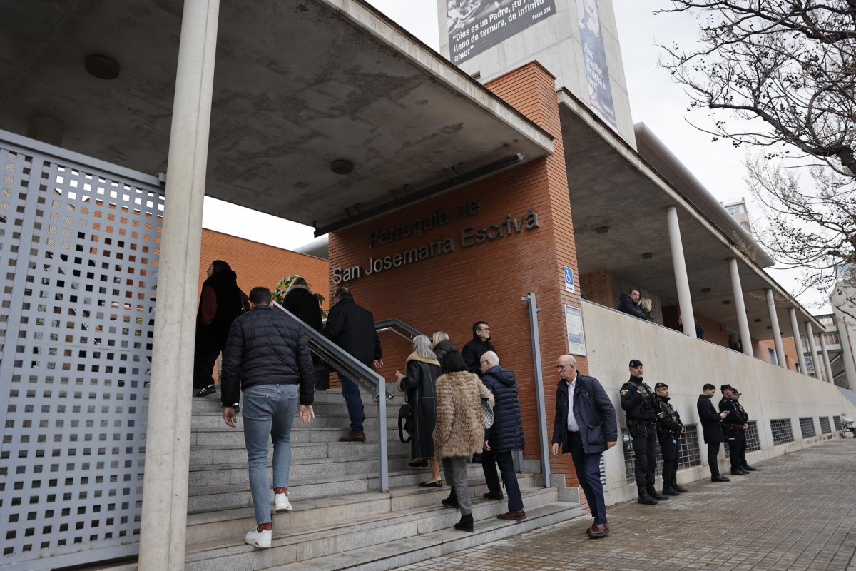 La familia del naufragio en Indonesia despide a sus fallecidos con 