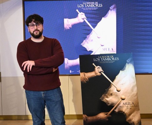 El artista muleño Pablo Espinosa es el autor del cartel de la Noche de los Tambores de Mula 2026