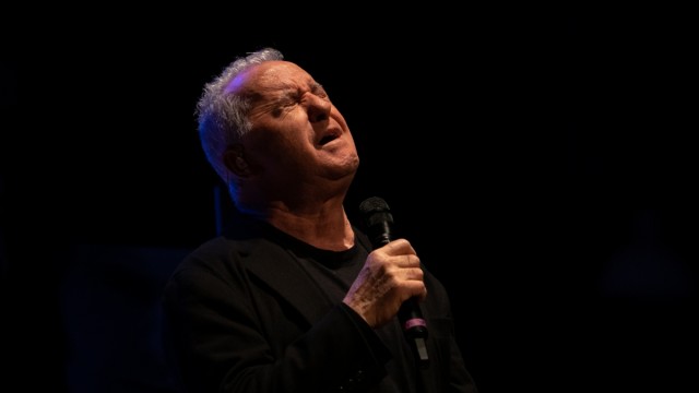 Víctor Manuel 'cuenta y canta', en Aspe, más de medio siglo de carrera musical