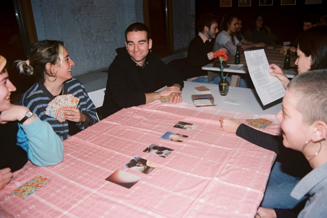 Jugar a mirar: La Breva transforma su archivo fotográfico en un ‘Dixit’ valenciano