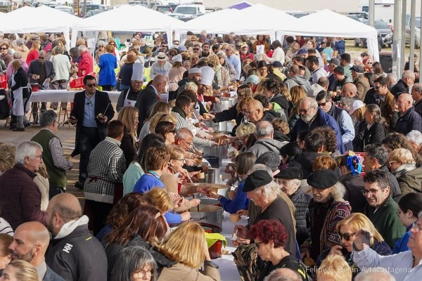 Pozo Estrecho celebra el día grande de San Fulgencio con un multitudinario reparto de 35.000 pelotas galileas