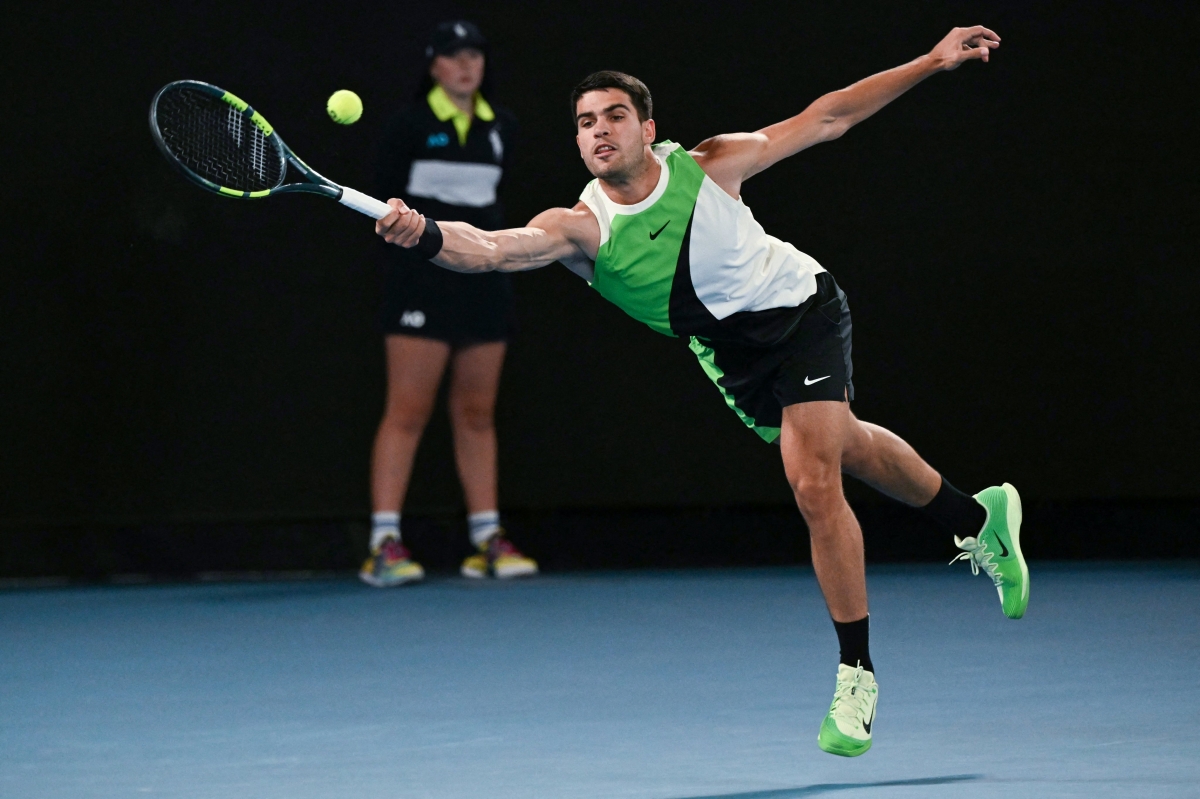 Alcaraz, ya sin Ferrero y aún falto de rodaje, gana en tres sets a Walton en su estreno en Australia