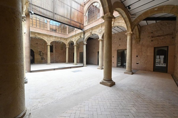 El Palau de Betxí acull una exposició d'Estellés amb imatges i poemes recitats pels seus veïns
