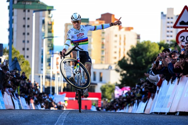 Mathieu van der Poel vuela en Benidorm camino de su octava Copa del Mundo ante un histórico Orts