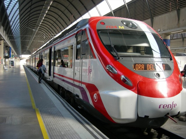 Un muro de contención cae sobre una vía y provoca el choque de un tren con pasaje