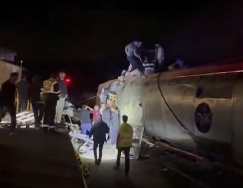 Al menos 21 muertos y decenas de heridos graves en el descarrilamiento de Córdoba