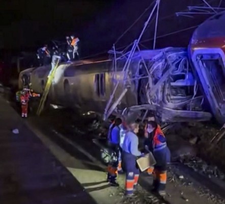 Ascienden a 41 los fallecidos al descarrilar un tren y chocar contra otro en Córdoba