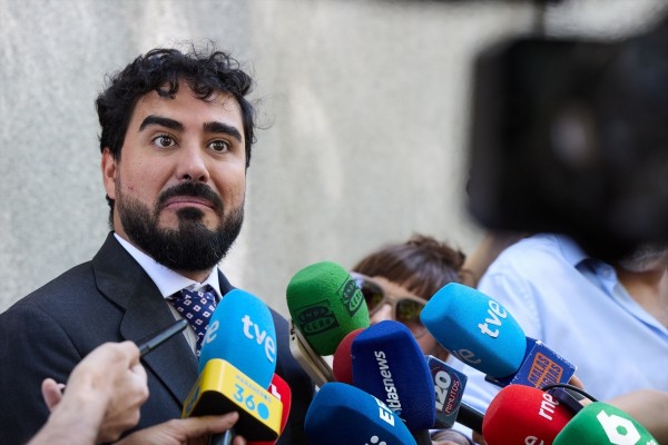 El Supremo cita a Alvise el día 26 por acosar a dos eurodiputados que fueron en su lista