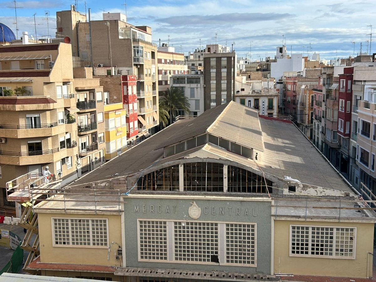 Comienza en Elche la retirada del fibrocemento del Mercado con medidas de seguridad para vecinos y entorno